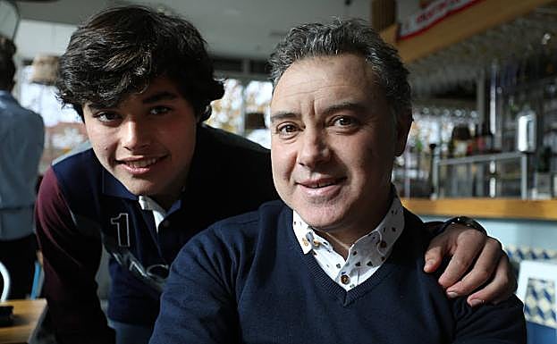 Coque Uría, junto a su hijo Adrián. 