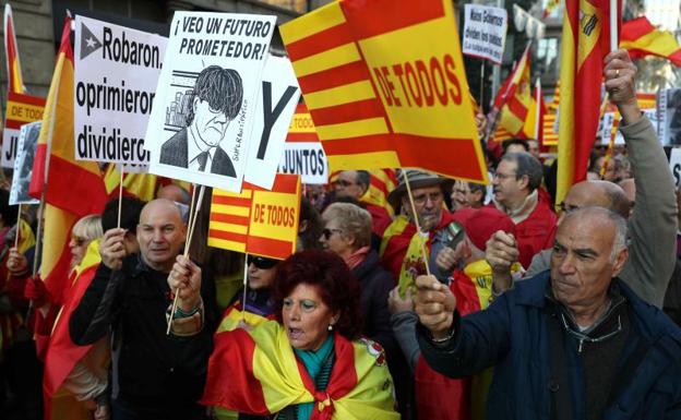 Imagen principal - Miles de personas salen a la calle en Barcelona en defensa de la Constitución