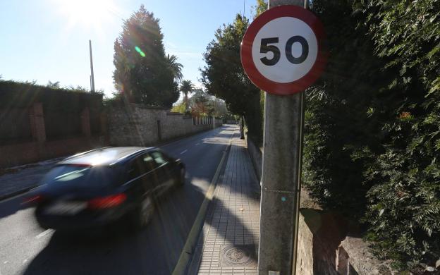 Señal de limitación de velocidad en el lugar donde fue atropellado Juan Fombona, a la altura del 275 de la avenida de Dionisio Cifuentes. 