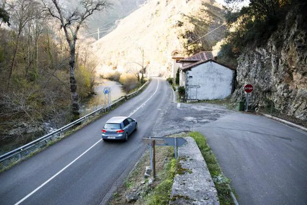 Desvío a los pueblos peñamelleranos de San Esteban y Cuñaba, cuyo acceso se encuentra en una curva de 180 grados. 