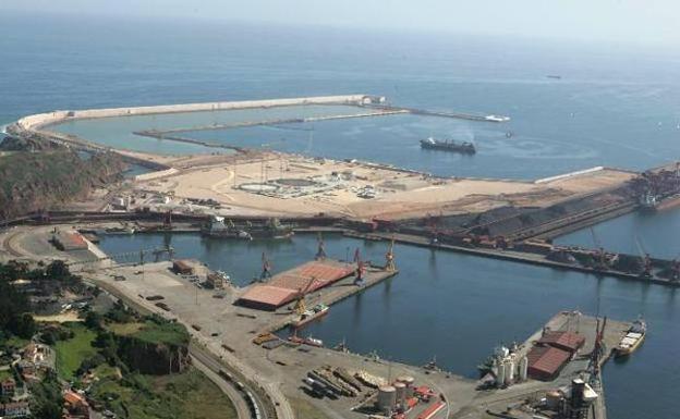 Trabajos de la obra de ampliación del puerto de El Musel, en julio de 2010. 