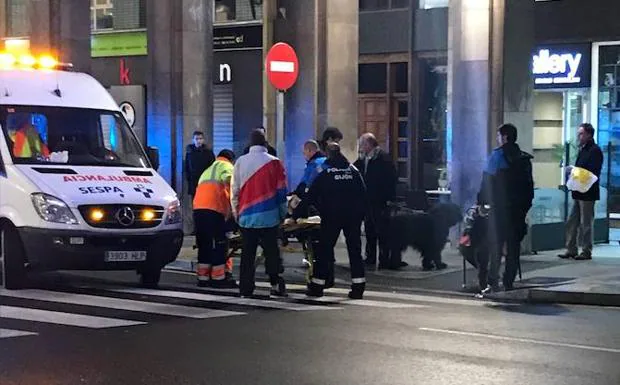 Un motorista arrolla a dos peatones en Gijón