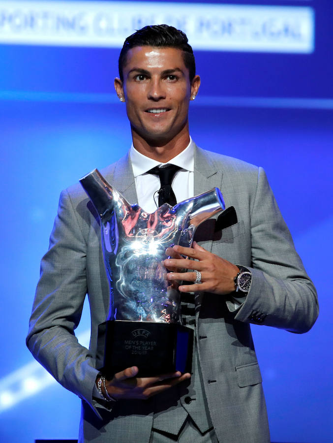 Cristiano, posando con el premio al Mejor Jugador de la Temporada de la UEFA.