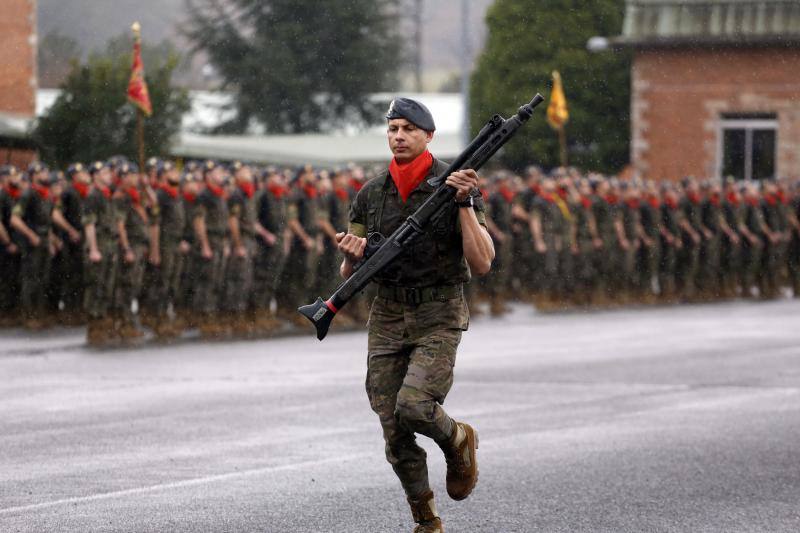 El acuartelamiento de Cabo Noval celebra una parada militar con motivo de la Festividad de la Inmaculada, acto que estará presidido por el general de división Francisco Rosaleny. 