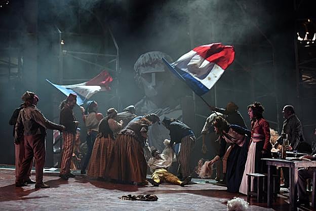 Parte del elenco, durante el segundo acto, donde se representan los disturbios en las calles de París. 