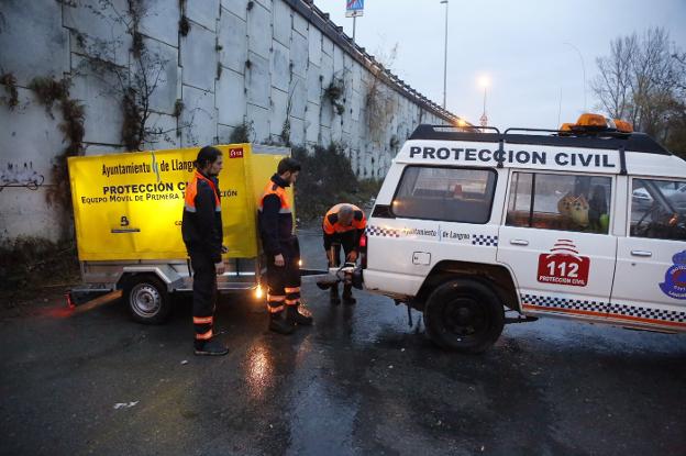 Miembros de Protección Civil, tras el rastreo de ayer. 