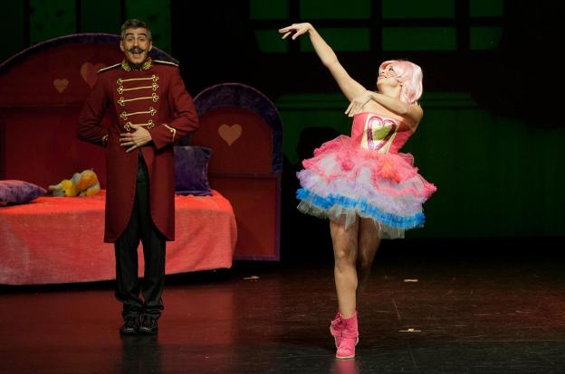 Una de las escenas de la obra 'El Cascanueces' de la compañía Ferro Teatro.