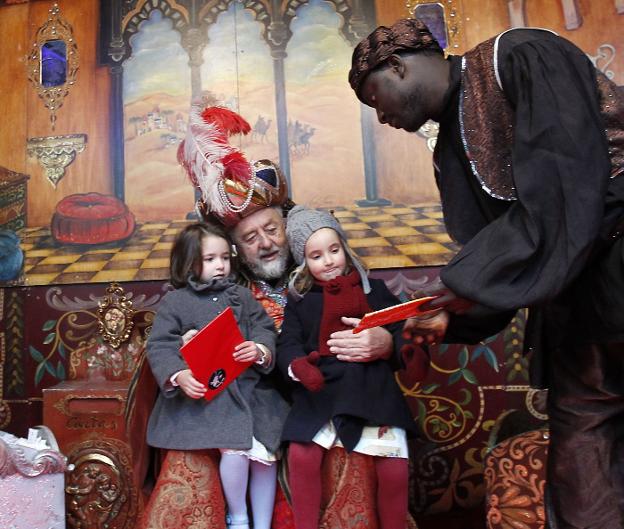 El Príncipe Aliatar y su ayudante, con dos niñas. 