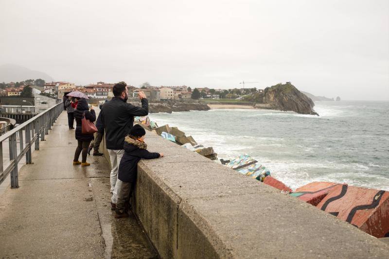 Turistas por Asturias bajo la lluvia