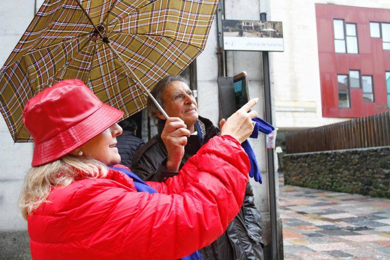 Turistas por Asturias bajo la lluvia