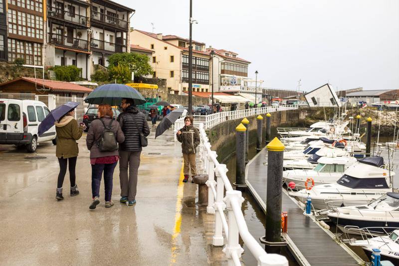 Turistas por Asturias bajo la lluvia