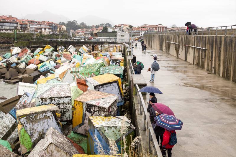 Turistas por Asturias bajo la lluvia