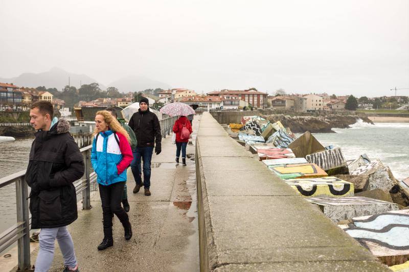 Turistas por Asturias bajo la lluvia