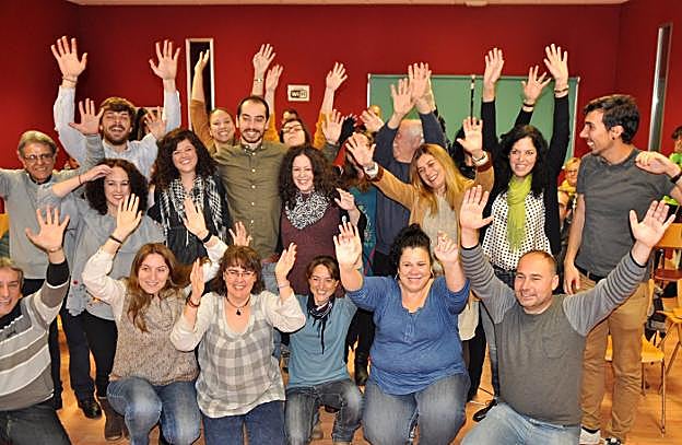 Héctor Piernavieja, flanqueado por Castañón y Torres, y rodeado de su equipo. 