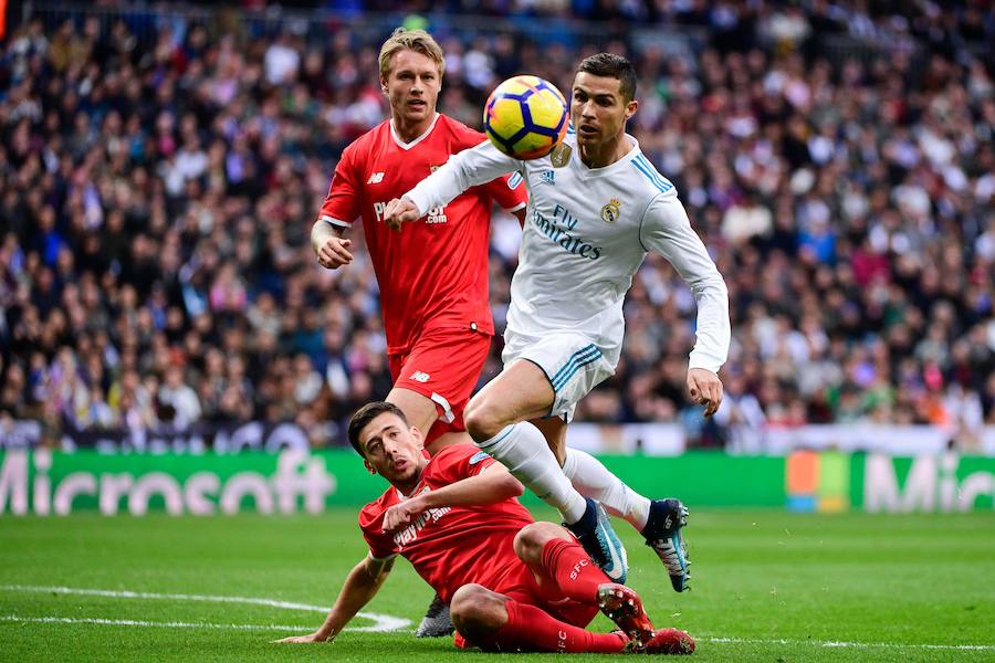 El Real Madrid golea al Sevilla por 5-0 en la primera parte del duelo correspondiente a la jornada 15. Nacho abrió la lata y Cristiano marcó un doblete. Kroos se sumó a la fiesta con un derechazo y Achraf anotó tras una carrera por banda derecha.