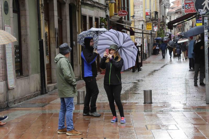 La lluvia es la protagonista de este puente de diciembre en Asturias. Es una anticipo de las fuertes precipitaciones que se esperan con la llegada de la borrasca 'Ana'.