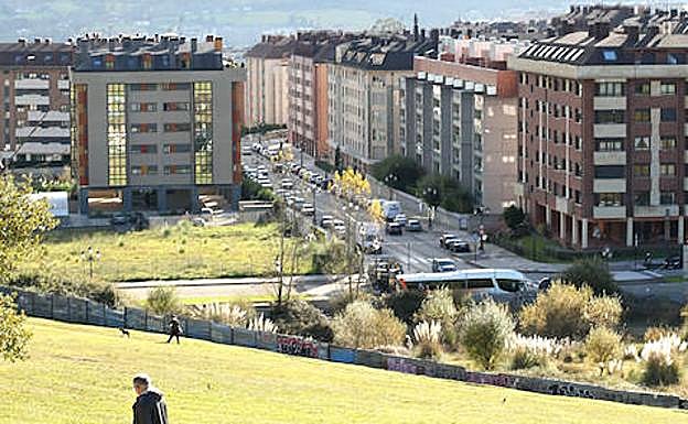 Viviendas construidas y solares vacíos en Prados de la Fuente.