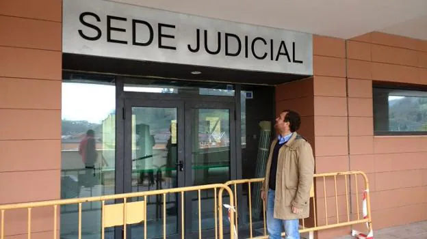 Iván Allende, a la entrada de la nueva sede judicial de Infiesto. 