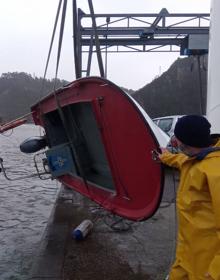 Imagen secundaria 2 - Árboles cortan a carretera en Castiello (Gijón) y el fuerte oleaje azota la costa occidental.