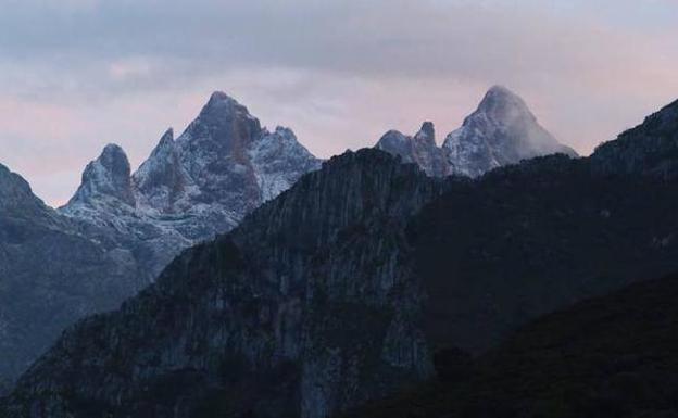 Bomberos y Guardia Civil rescatan ilesos a siete excursionistas en los Picos