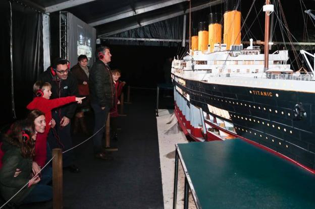 La maqueta del barco sorprende, especialmente a los niños, por su tamaño y sus detalles. 