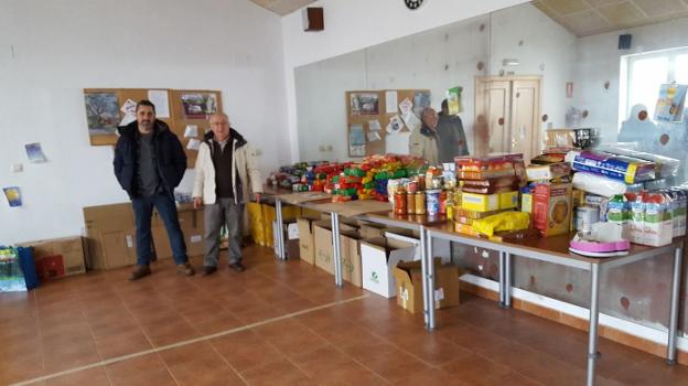 Alimentos recogidos por los vecinos de Santiago del Monte. :: LVA