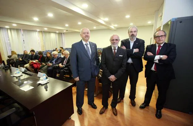 Julio Tascón, Plácido Rodríguez Guerrero, Manuel Paredes y Germán Robles, antes de la ponencia. 