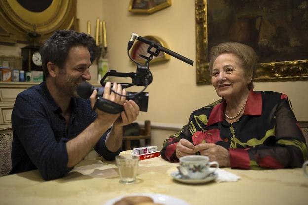 Gustavo Salmerón y su madre, Julita, en un momento del rodaje de la película. 