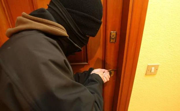 Simulación de un ladrón forzando la cerradura de un piso para entrar a robar