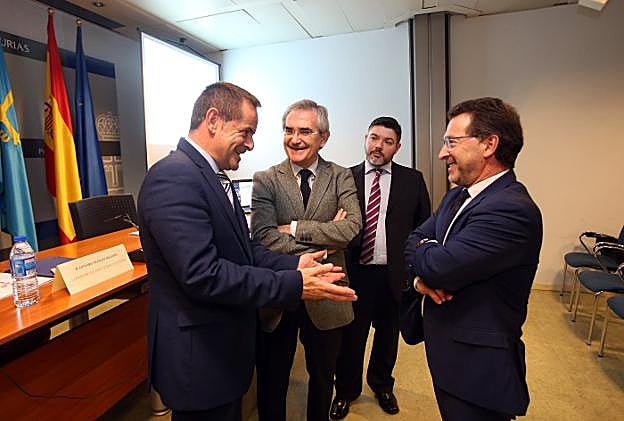 El director general de Ordenación Académica, Francisco Laviana, charla con el consejero de Educación, Genaro Alonso, ante el vicerrector de Investigación de la Universidad Internacional de La Rioja, Julio Montero, y el profesor Joaquín González antes de presentar el informe. 