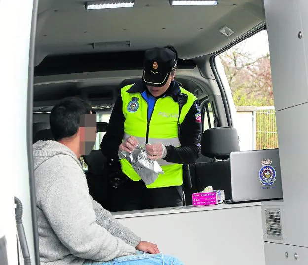 La prueba de drogas se realiza en el interior del nuevo furgón de la Policía Local. 