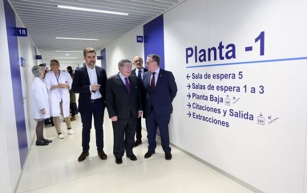 El concejal socialista José María Pérez; el presidente del patronato del Hospital de Jove, Romualdo Trancho; el gerente del Área Sanitaria V, Miguel Rodríguez, y el consejero de Sanidad, Francisco del Busto. 
