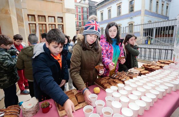 En la jornada 'Tejiendo derechos', los niños disfrutaron de una chocolatada de Comercio Justo. 