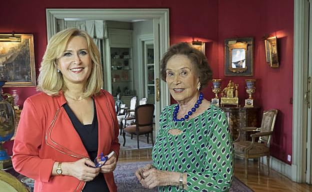 Nieves Herrero, con Carmen Franco.