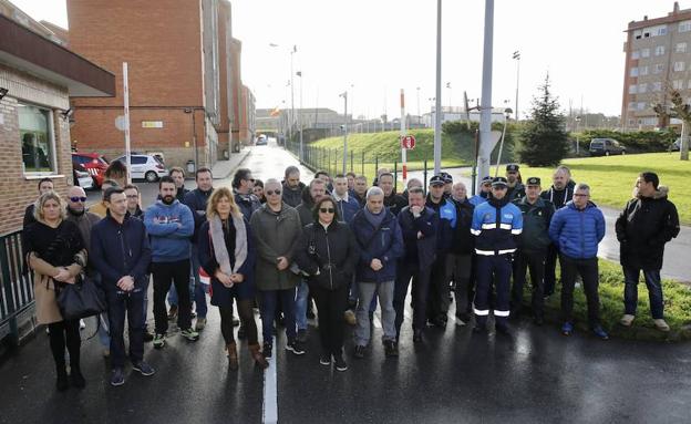 Concentración celebrada esta mañana ante la Comandancia de Contrueces, en Gijón. 