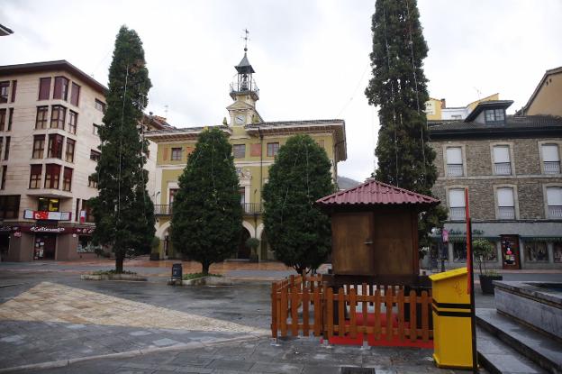 Adornos navideños ante el Ayuntamiento. :: ROMÁN
