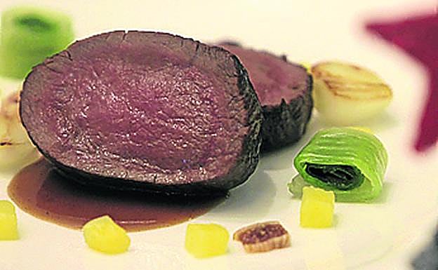 Lomo de venado con piña y quinoa