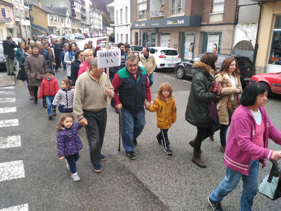 Protesta del colegio San Miguel de Trevías