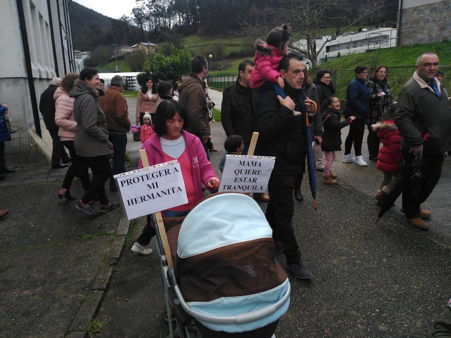 Protesta del colegio San Miguel de Trevías