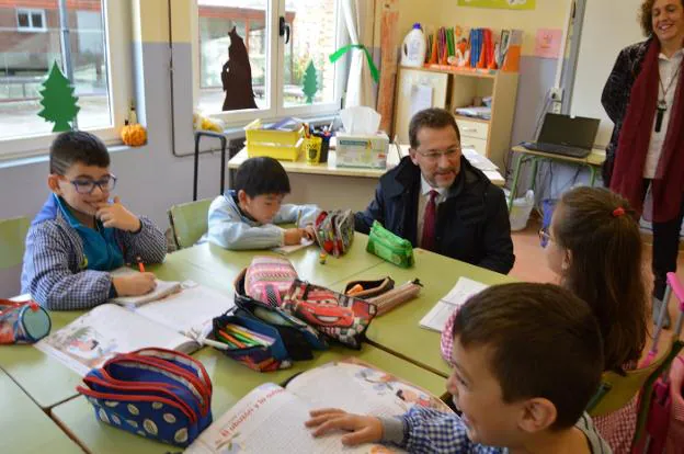 El consejero, Genaro Alonso, visitó una de las aulas del colegio cangués Maestro Casanova. 