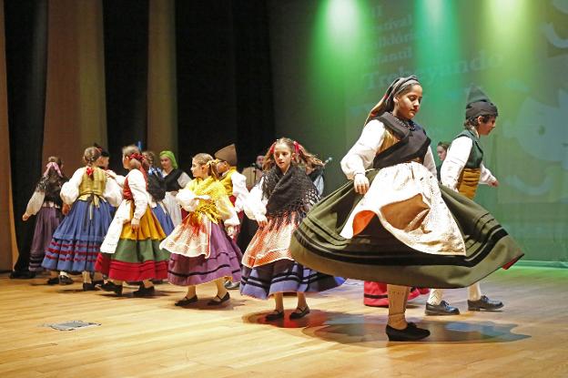Actuación folclórica de los jóvenes bailarines. :: ARNALDO GARCÍA