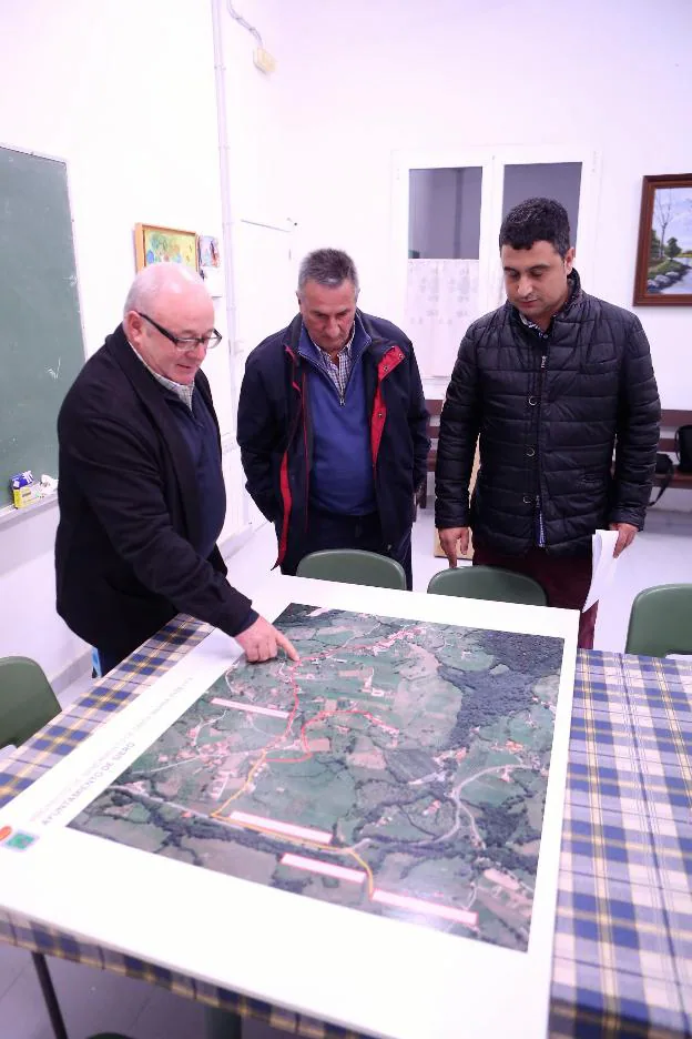 A la izquierda, Joaquín Abel Zapico, alcalde de barrio de Santa Marina, señala uno de los puntos de la nueva red de saneamiento. 