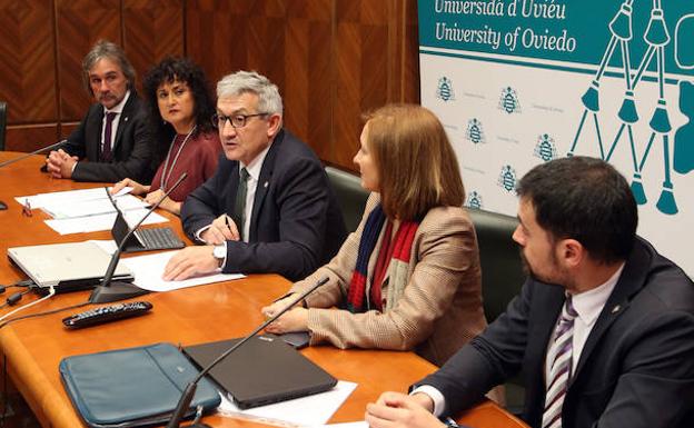 José Ramón Obeso, Ana Caro, Santiago García Granda, Eugenia Suárez y Xabiel García Pañeda dieron a conocer los acuerdos del Consejo de Gobierno de la Universidad de Oviedo.