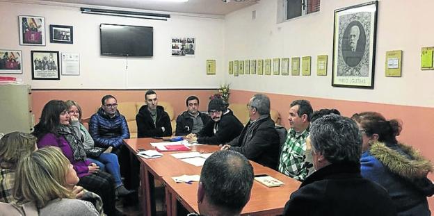 Participantes en la reunión de la ejecutiva socialista. :: E. C.