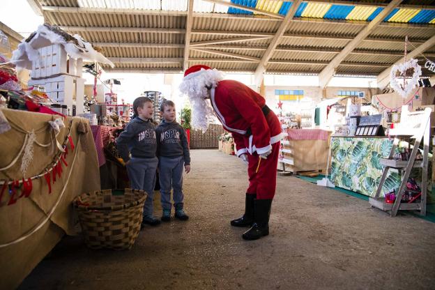 Papá Noel acudió el recinto para recoger las cartas de los niños. 