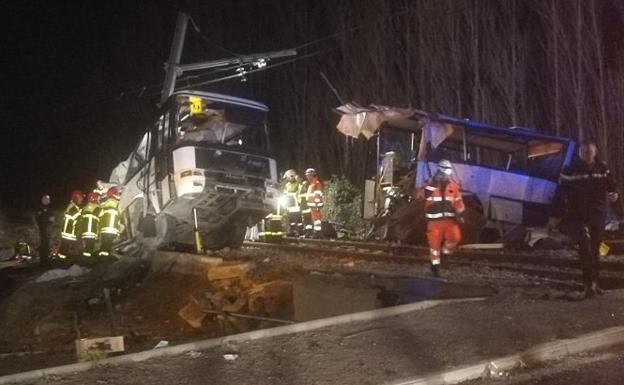 Imagen facilitada por France Bleu Roussillon de los equipos de emergencia y rescate en el lugar del accidente. 