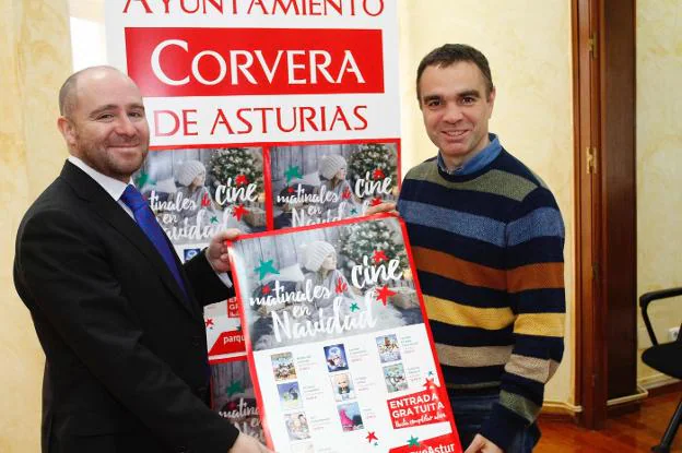 Ángel Martín, gerente del centro, y el alcalde, Iván Fernández, muestran el cartel. 