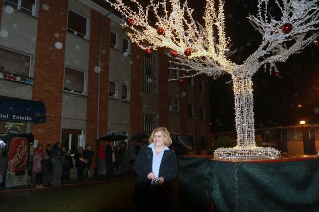 La alcaldesa, con el gran árbol navideño de Riosa en la zona de La Ará. 