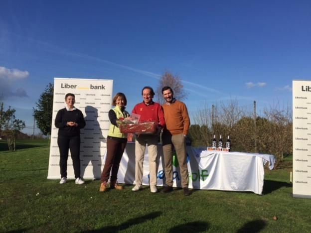 Juan Carlos Tinturé recoge el premio como vencedor del VIII Torneo de Navidad Liberbank, en el Deva Golf . 