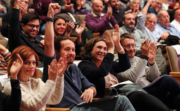 Domènech (d), junto a Colau (c) y Pablo Iglesias (2i).